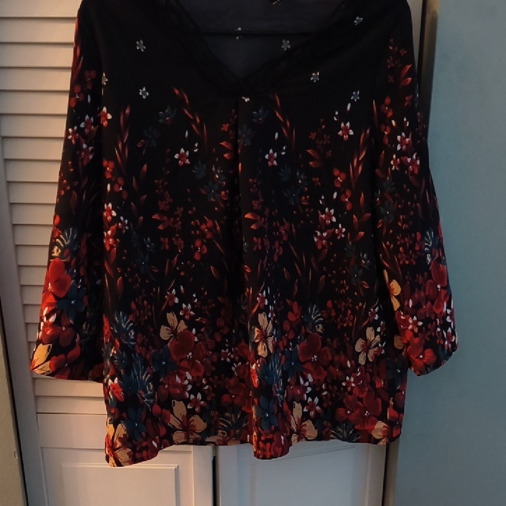 Chic Floral Women's Blouse in Black and Red